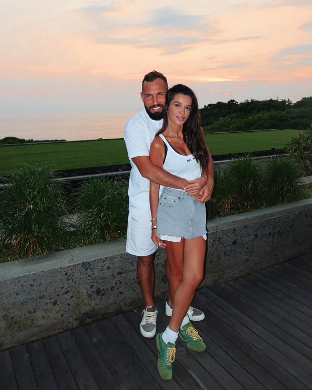 Мен бұталардағы секс туралы бейнені тыңдадым. Қалыңдық пен қызды ренжітті